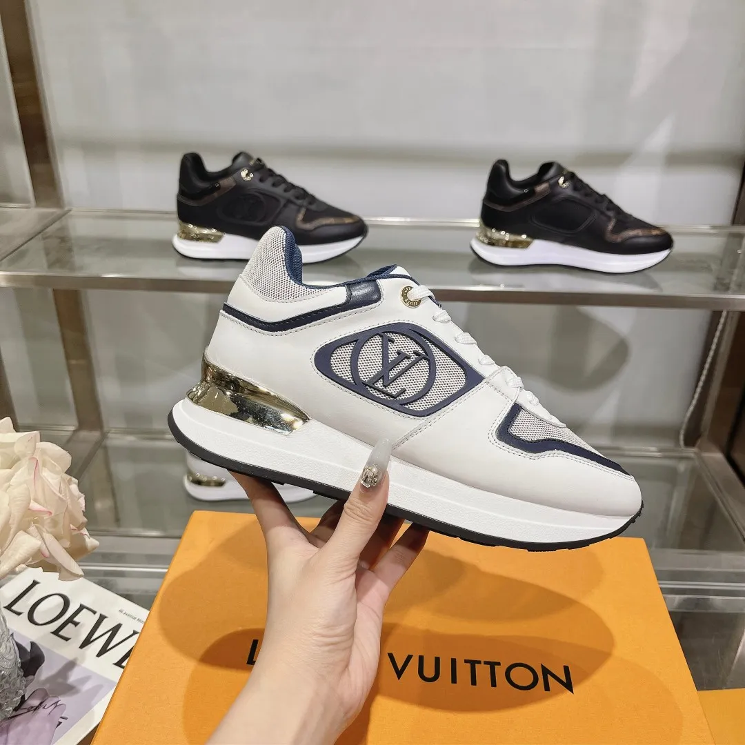👟👟Ex-factory price 640👟👟 Men's size +10 Louis Vuitton's official website synchronizes the 2024 couple's models, this Neo Run Away sneakers are inspired by running shoes, integrating LV's iconic must-have shoes into the trend. This version is a 1:1 replica of the original version, reinterpreting Damier canvas with cow leather and mesh fabrics, highlighting its simple lines and unique wedge outsole. The main details include the LV initials on the side and the engraved gold heel stabilizer on the back plus a hidden insole. 2cm. Sizes 35-42, 39-46. Full package. High version. New and old customers are welcome to inquire.
